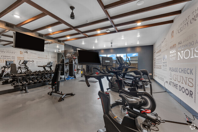 Gimnasio con equipos de calidad de estudio y clases de Echelon - Aviata West Love