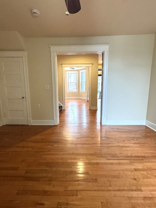 Building Photo - Centrally Located 2 BR Townhouse with Den/...