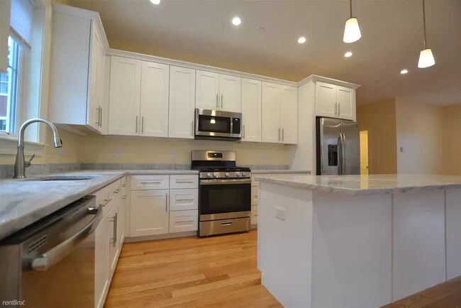 Building Photo - 7B Sparhawk St