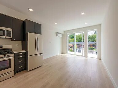 Living room with balcony - 909 28th Ave S