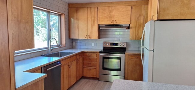 Building Photo - 1606 NW Alta Vista Dr