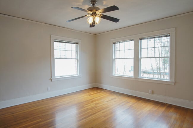 Building Photo - Apps are on Us! Top Floor Light & Bright S...