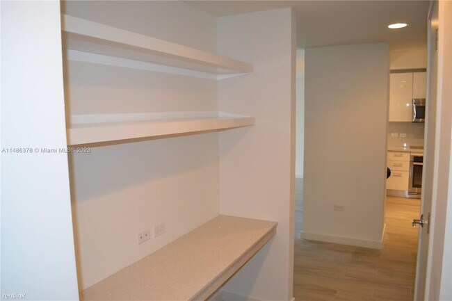 Building Photo - 3 br, 2 bath Condo - 999 SW 1st Ave Apt 2517