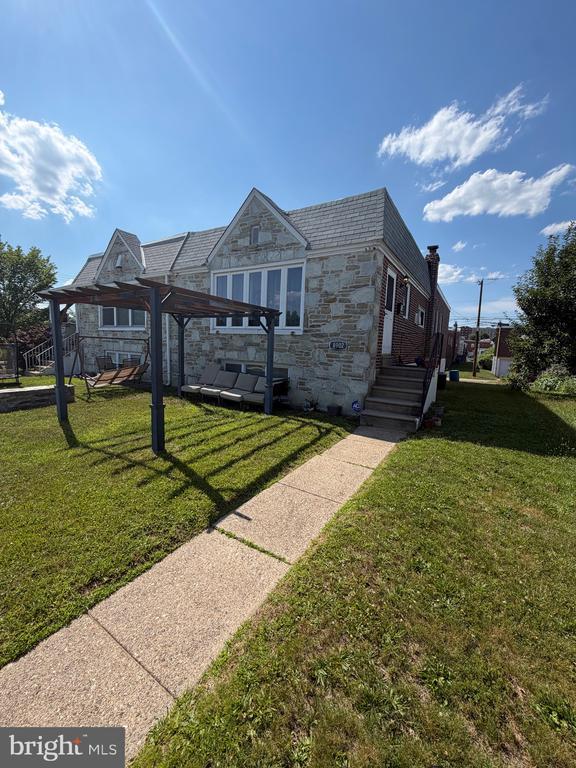Building Photo - 8902 Blue Grass Rd