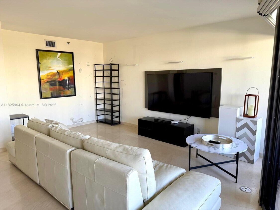 Foto principal - 1000 E Island Blvd