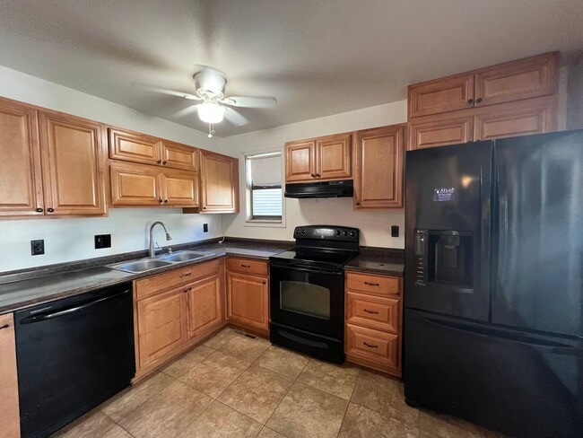 Building Photo - 3 Bedroom Condo in Cinnimon Courtyards