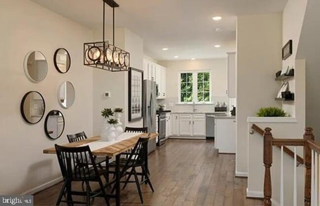 Building Photo - Beautiful former model home, 3bd 3.5bth ho...