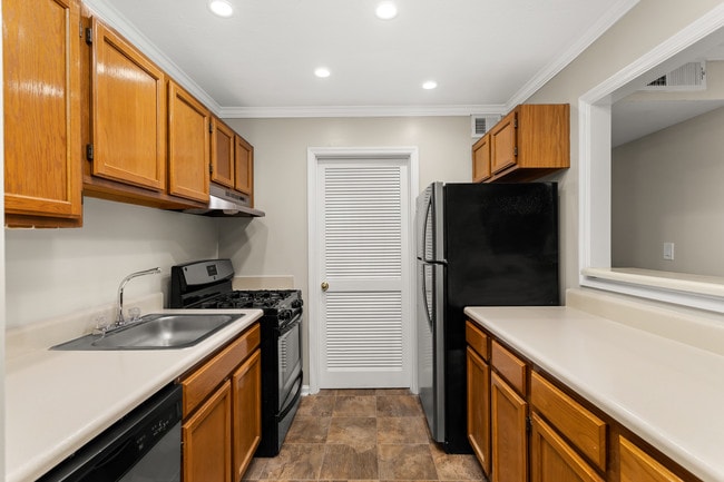 Building Photo - Calibre Lake