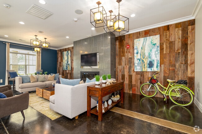 Interior Photo - Northpoint At 68