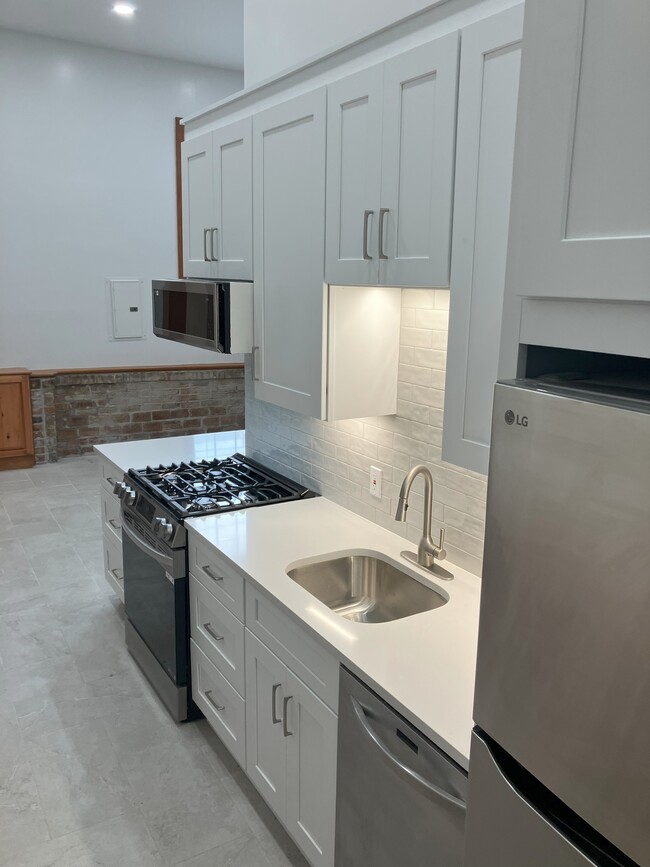 Gas stove and microwave - 2039 Valence St