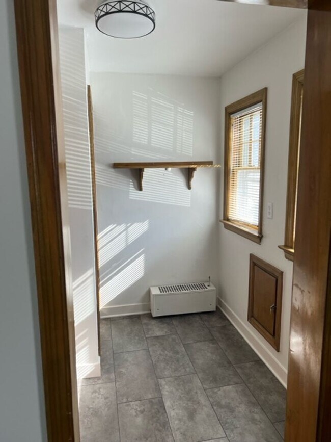 Building Photo - 3 Bed 2 Bath Single Family Home