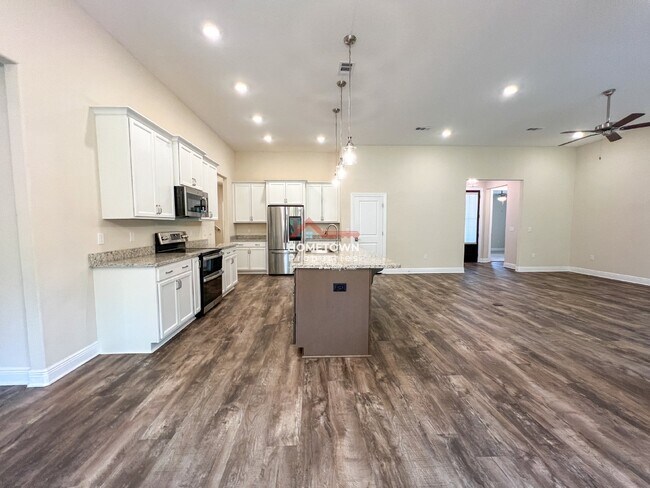 Foto del edificio - Charming Custom-Built Home with Bonus Room...