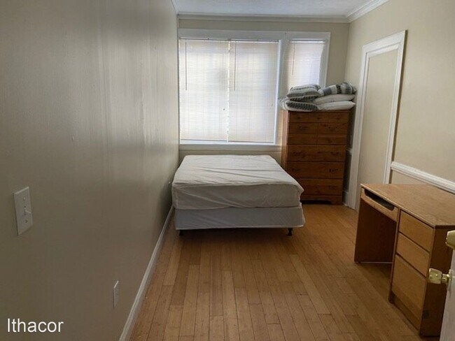 Foto del edificio - 10 br, 3 bath House - 21 W. Court St