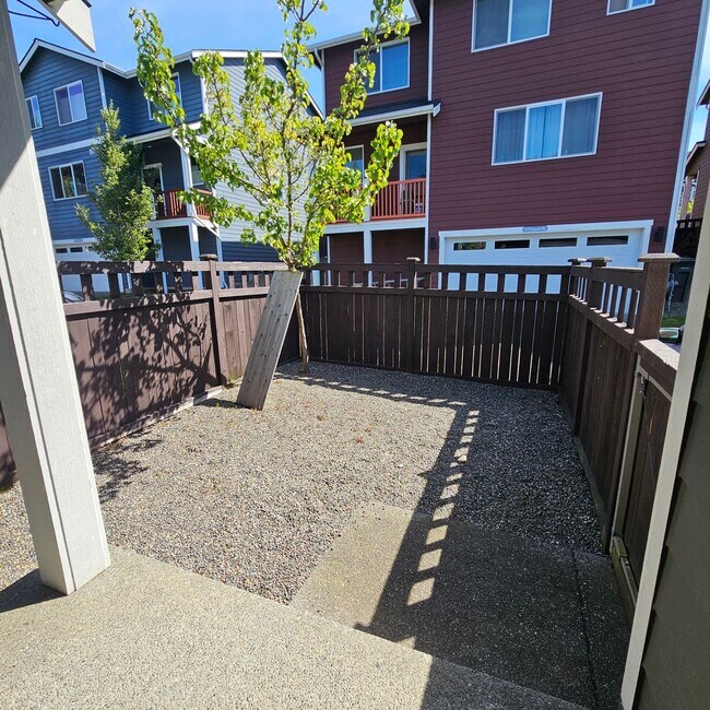Building Photo - 2444 Seringa Ave