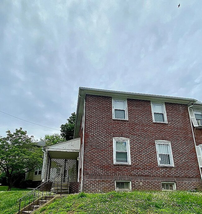 Building Photo - 932 E 15th St