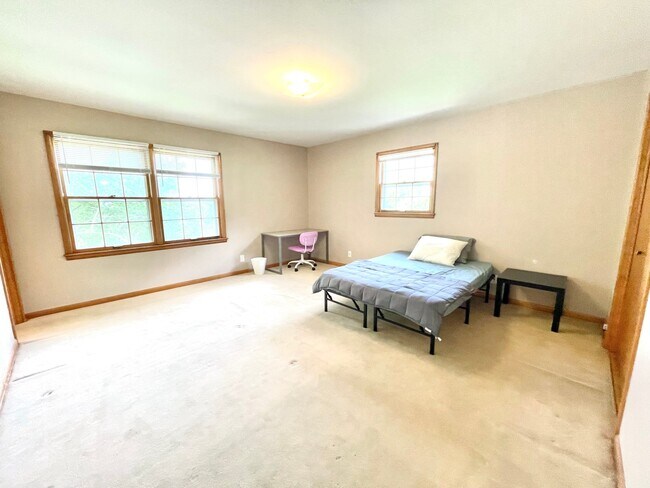 Building Photo - 4006 S Crestview Dr NW