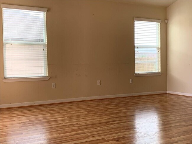 Building Photo - 352 Langely