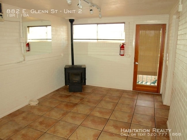 Building Photo - Clean, Private Guest House, just north of UA