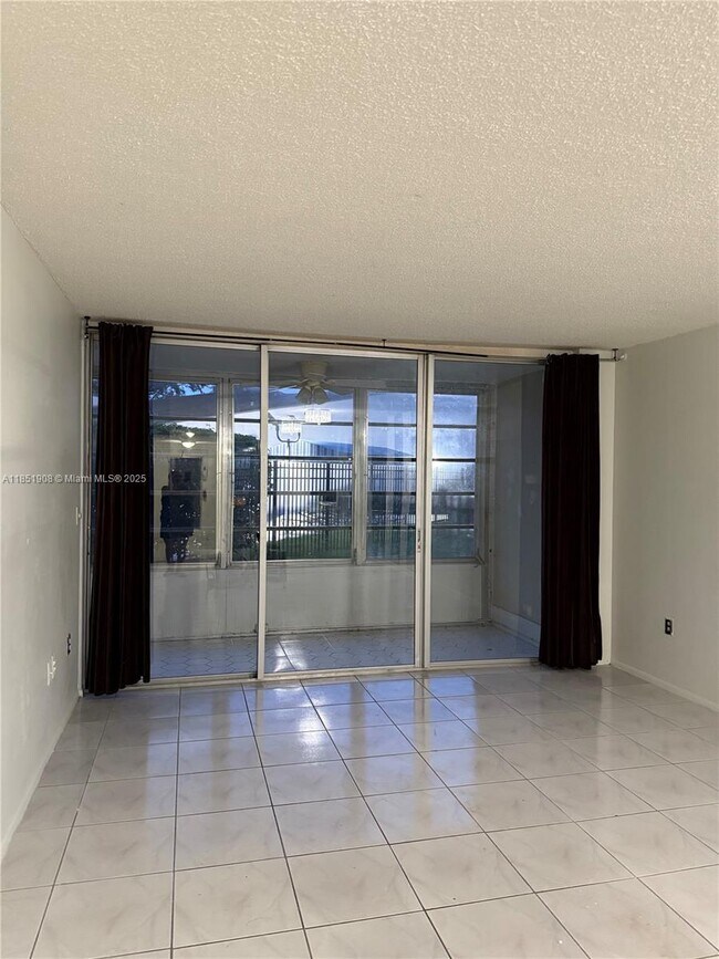 Foto del edificio - 8390 Sands Point Blvd