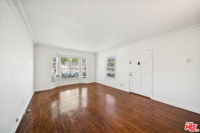 Foto del edificio - 7758 Rosewood Ave