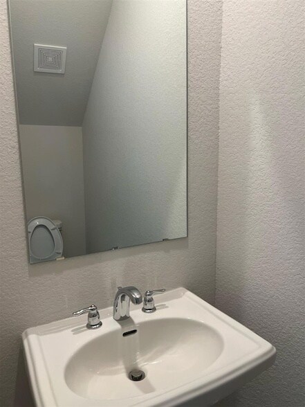 Foto del edificio - 15501 Ellinger Dr