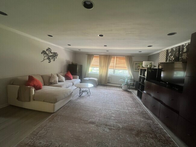 Foto del edificio - 1334 Montgomery Ave