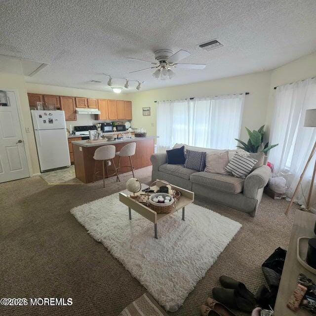 Foto del edificio - 290 N Main St