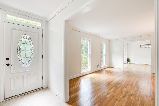 Building Photo - 1511 Summerset Dr