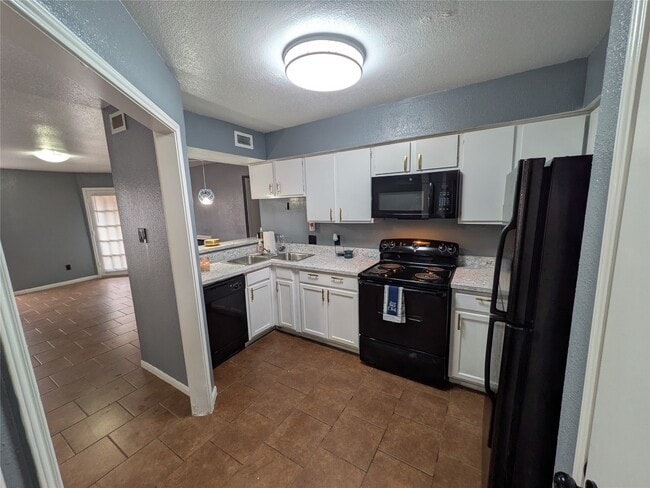 Building Photo - 12500 Sandpiper Dr