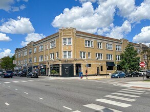 Building Photo - 3842 W Lawrence Ave