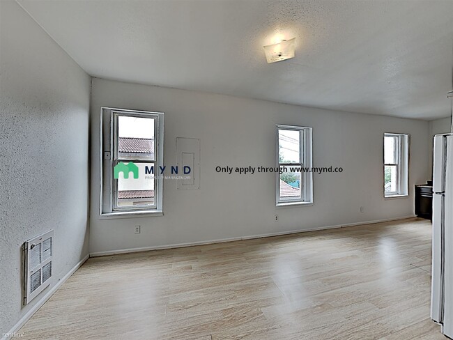 Foto del edificio - 3 br, 1.5 bath  - 411 S Toppenish Ave Apt 2