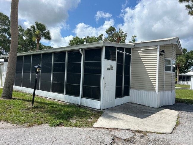 Building Photo - Mobile Home in Sarasota Lakes and Rv