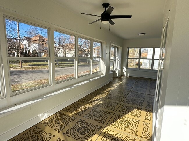 Foto del edificio - Large Remodeled Modish Home