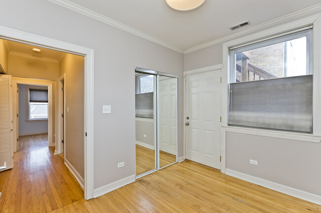 Foto del edificio - 3042 W Diversey Ave