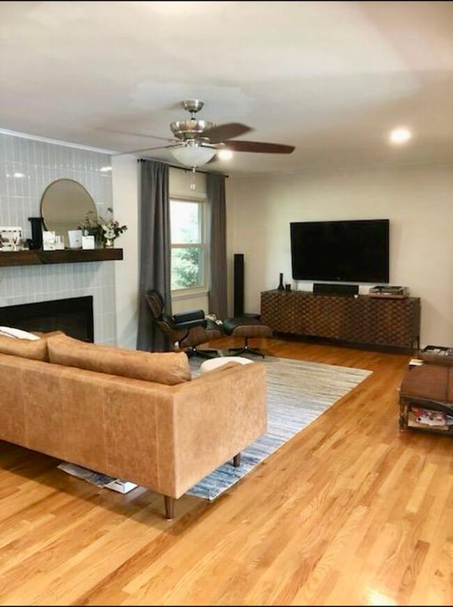 Open floor plan family room w/gas fire place - 8205 Ainsworth Dr