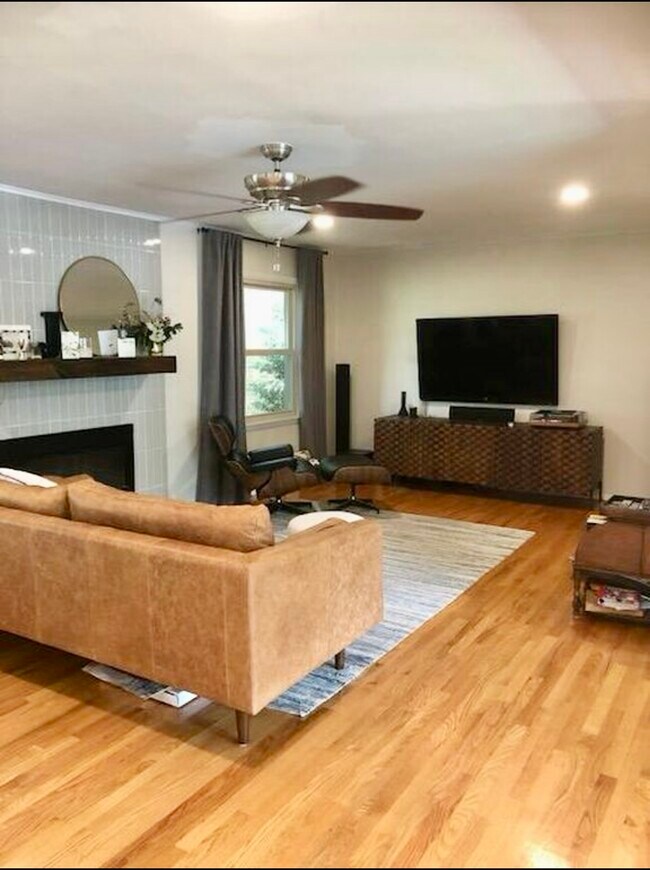 Sala de estar de planta abierta con chimenea de gas. - 8205 Ainsworth Dr