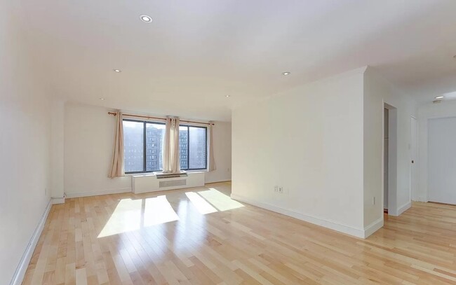 Foto del edificio - 2501 Calvert St NW