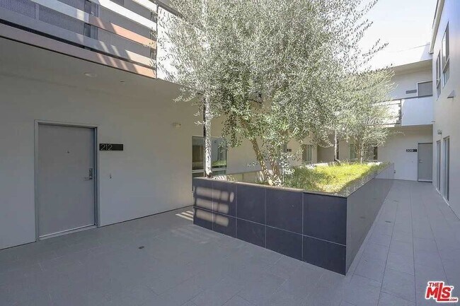 Foto del edificio - 5308 Sepulveda Blvd