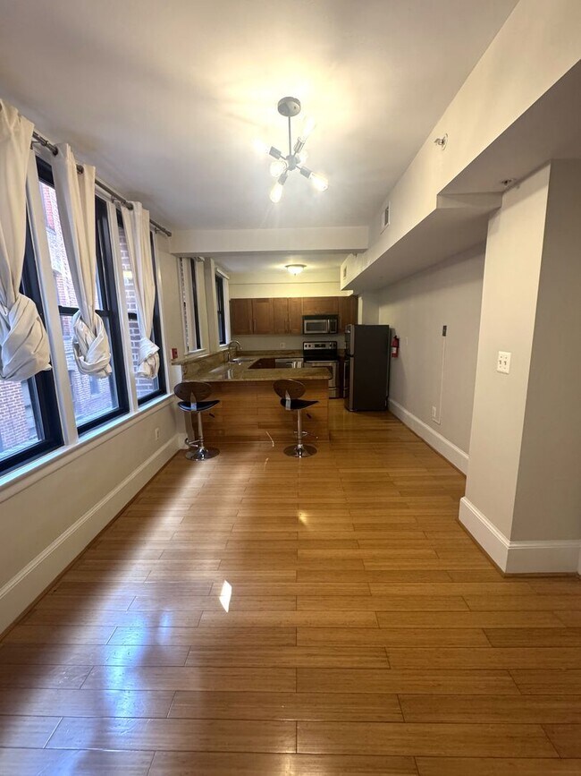 Foto del edificio - Centrally Located 1BR/1BA Apartment in Adams Morgan – Bright, Modern & Walkable!