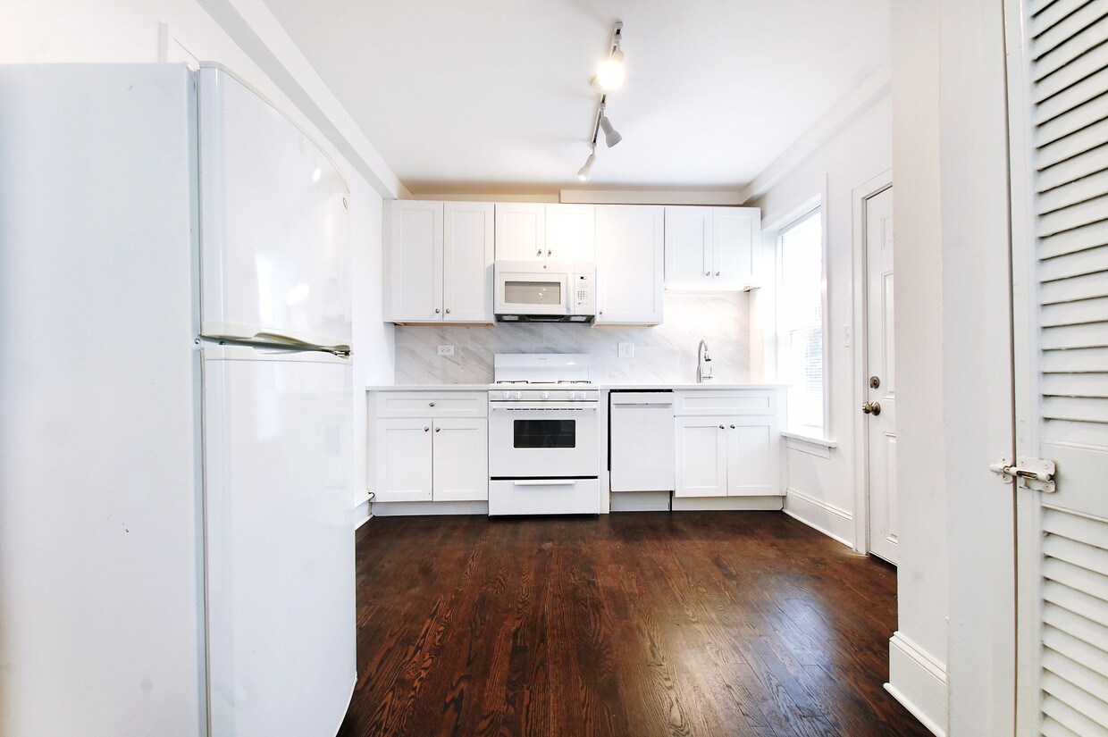 Primary Photo - 2646 N Marshfield Ave