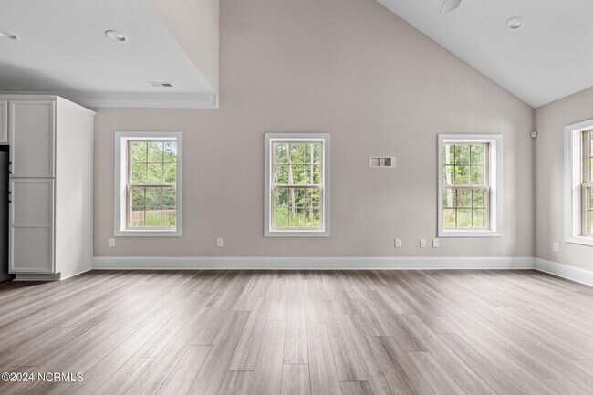 Building Photo - 165 Lark Dr