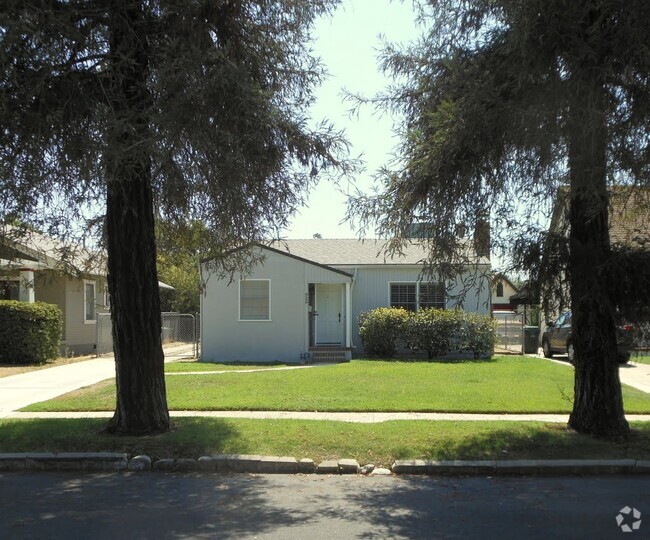 Building Photo - 926 Campus Ave