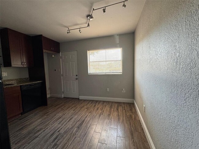 Building Photo - 507 Varsity St