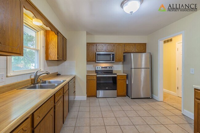 Building Photo - 360° VIRTUAL TOUR ~ Fenced Yard ~ Close to...