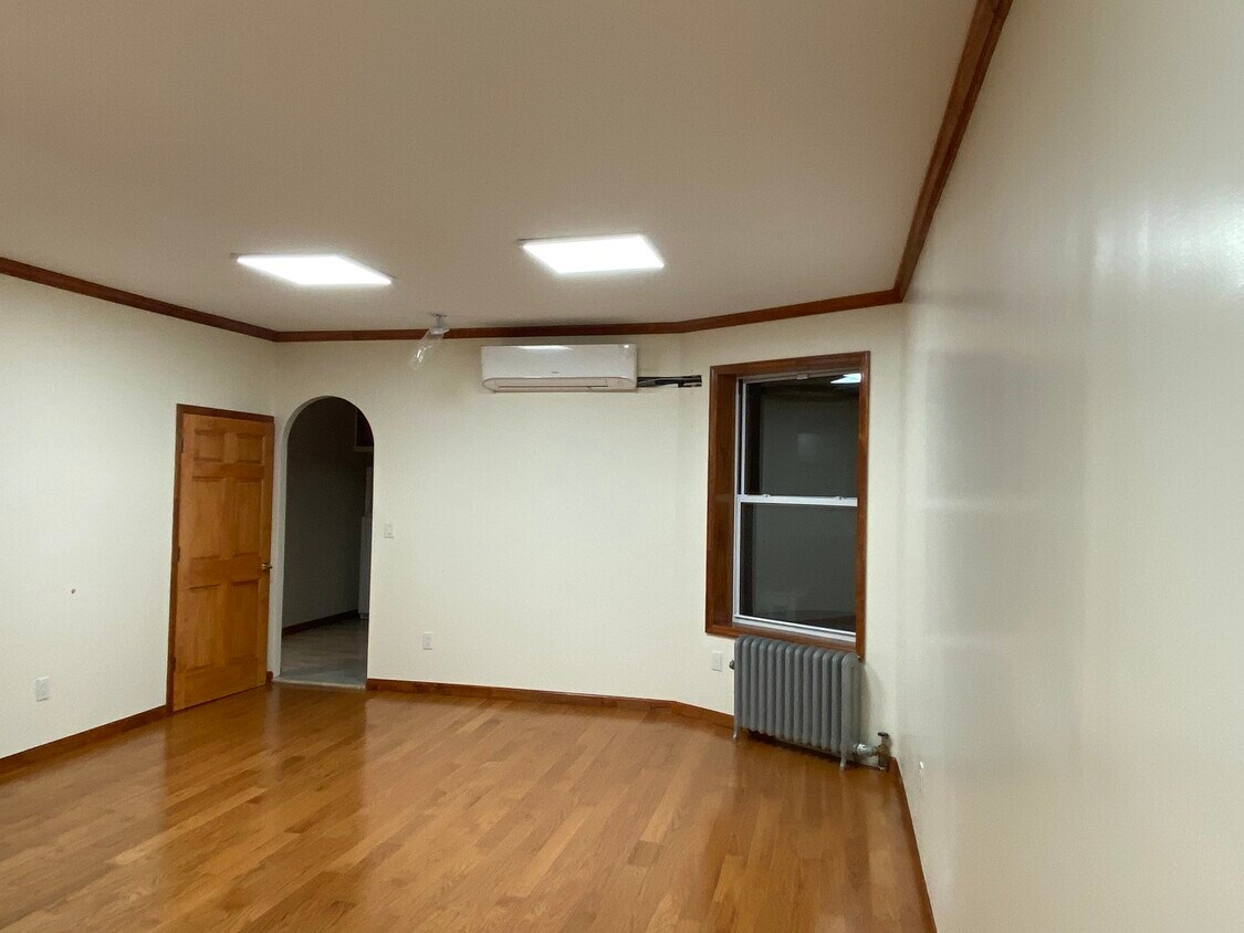 Sala de estar W/unidad de aire acondicionado - 269 89th St