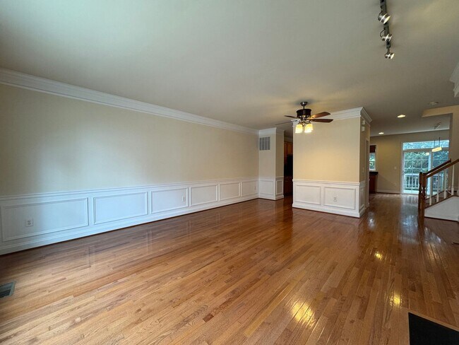 Building Photo - Gorgeous 4 Bed 3 Bath End Unit Brick Townh...