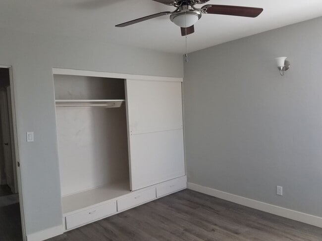 Building Photo - 2-Bed/1-Bath House w/Garage. Walking Distance to Beach