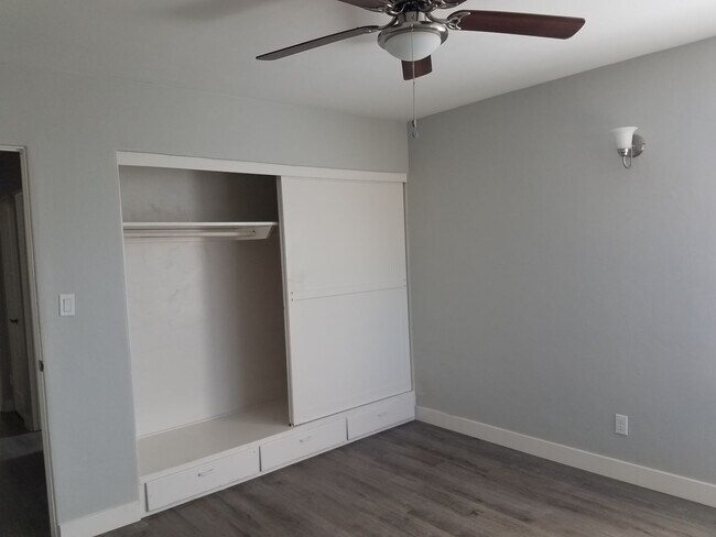 Foto del edificio - 2-Bed/1-Bath House w/Garage. Walking Distance to Beach
