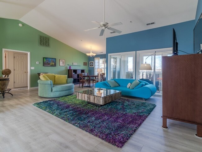 Foto del edificio - YEAR ROUND RENTAL- FURNISHED - 3 BEDROOM CONDO - WOODS COVE