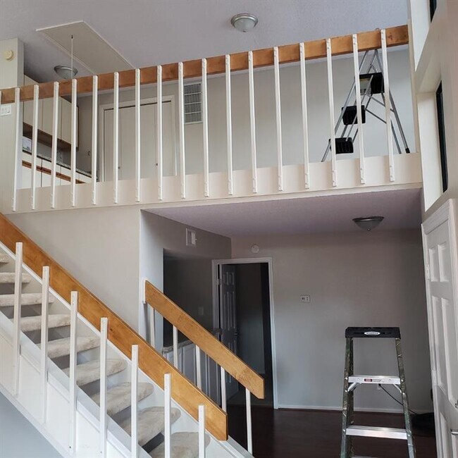 Building Photo - 16530 Holly Trail Dr
